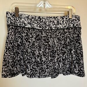 Lululemon Pace Rival Mid Rise skirt in black and white. Excellent condition